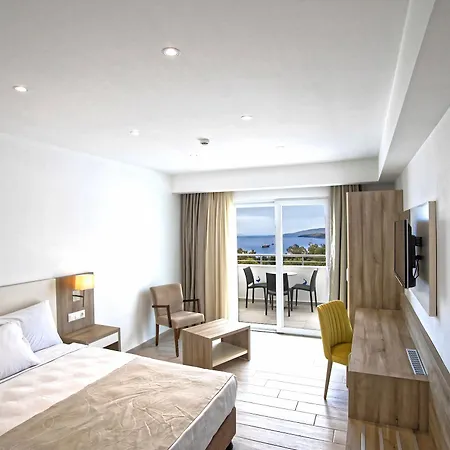 Club Shark Hotell 4*
